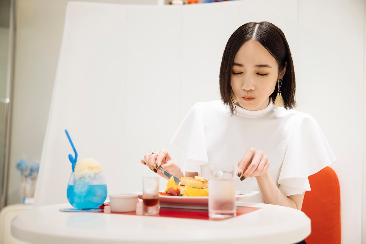 パンケーキを頬張り、至福の表情。