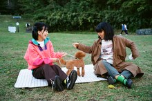 左から橋本絵莉子、大宮エリー。（撮影：上山陽介）