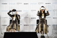 Xperia Viewをはめる齋藤飛鳥、梅澤美波。