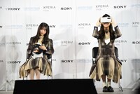 Xperia Viewをはめる齋藤飛鳥、梅澤美波。