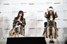 Xperia Viewをはめる齋藤飛鳥、梅澤美波。