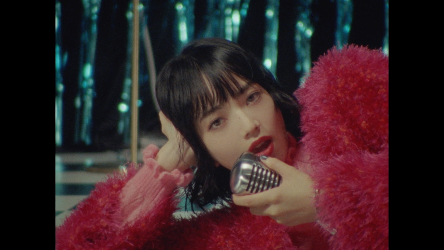 Vaundy「踊り子」MVのワンシーン。