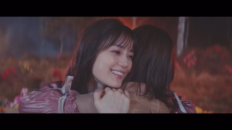 乃木坂46「最後のTight Hug」ミュージックビデオより。
