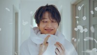 「P-sha」テレビCM「離したくない、この香り篇」より。