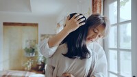 「P-sha」テレビCM「離したくない、この香り篇」より。