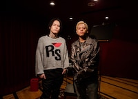 左からYZERR（BAD HOP）、Hideyoshi。