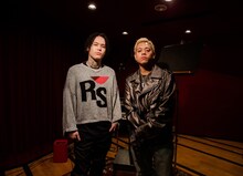 左からYZERR（BAD HOP）、Hideyoshi。