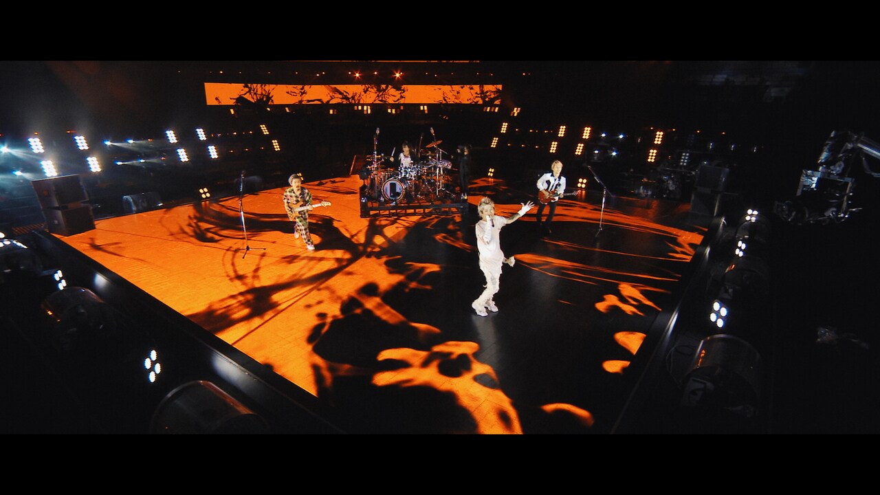 ONE OK ROCK「Taking Off」ライブ映像より。