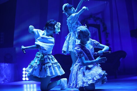 左から愛川こずえ、藤咲彩音、小鳩りあ。