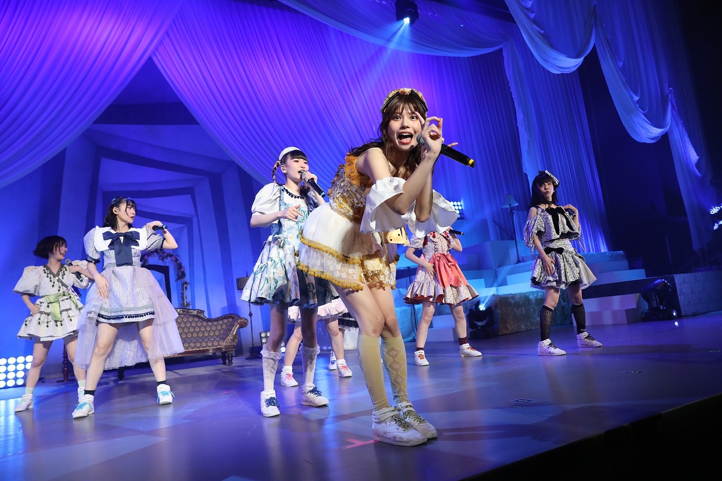前に出てパフォーマンスする鹿目凛。