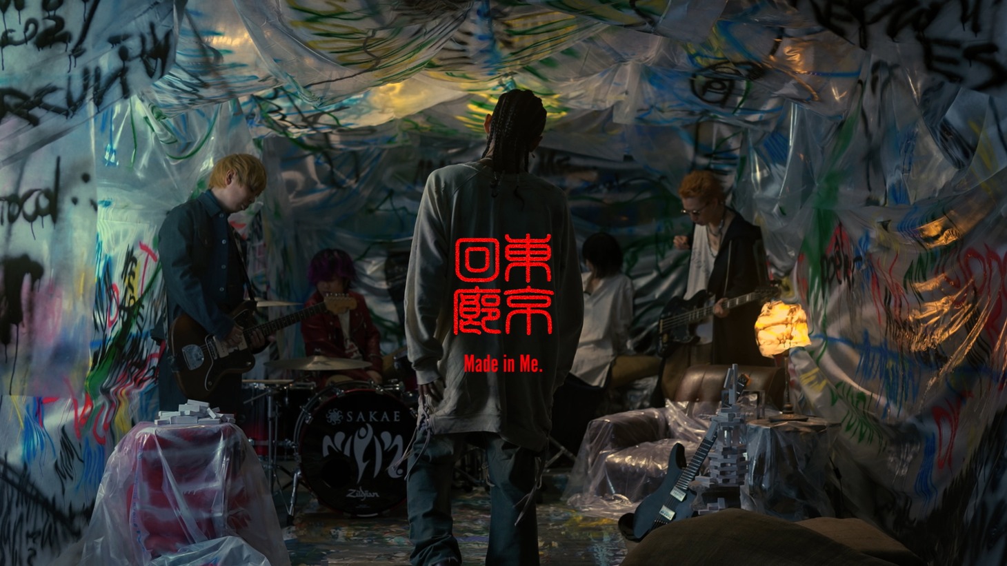 Made in Me.「東京回廊」MVのワンシーン。