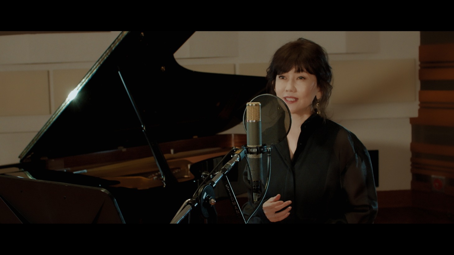 松本伊代「くれないホテル」ミュージックビデオより。