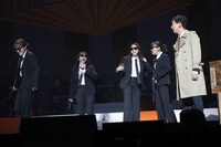 コント「ただテンポがいいだけの人たち」のひと言目のセリフを噛んだ百田夏菜子（左端）。(c)ニコニコ