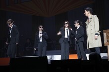 コント「ただテンポがいいだけの人たち」のひと言目のセリフを噛んだ百田夏菜子（左端）。(c)ニコニコ