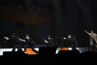 コント「ただテンポがいいだけの人たち」を披露するももいろクローバーZと飯塚悟志（東京03）。(c)ニコニコ