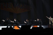 コント「ただテンポがいいだけの人たち」を披露するももいろクローバーZと飯塚悟志（東京03）。(c)ニコニコ