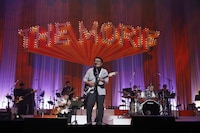 バンド演奏を披露するザ・ドリフターズ。(c)ニコニコ