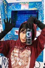 ANIERA MODEとZONeのコラボアイテムを着用したブラジル。