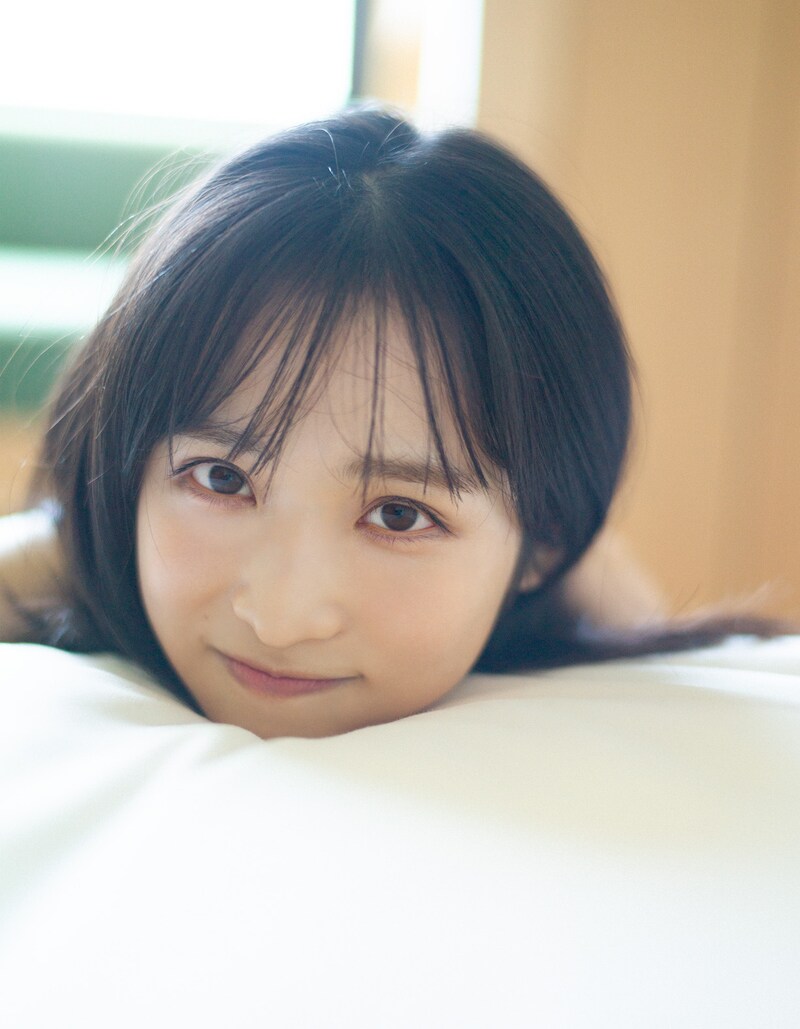 「AKB48小栗有以1st写真集 君と出逢った日から」通常版表紙(撮影:細居幸次郎)