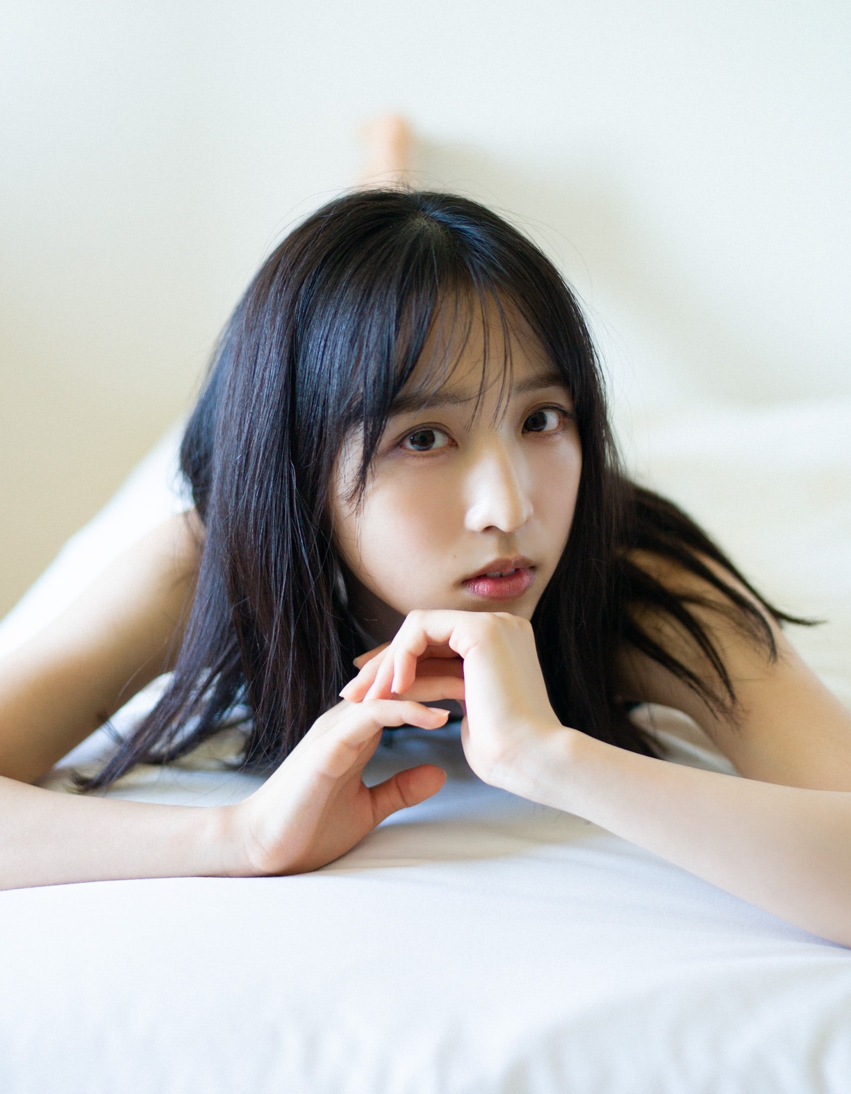 「AKB48小栗有以1st写真集 君と出逢った日から」楽天ブックス限定版表紙（撮影：細居幸次郎）