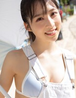 「AKB48小栗有以1st写真集 君と出逢った日から」セブンネット版限定表紙（撮影：細居幸次郎）