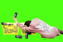 ANIERA MODEとZONeのコラボアイテムを着用したブラジル。