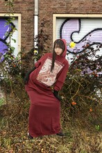 ANIERA MODEとZONeのコラボアイテムを着用したブラジル。