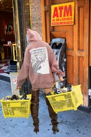 ANIERA MODEとZONeのコラボアイテムを着用したブラジル。