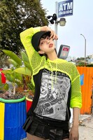 ANIERA MODEとZONeのコラボアイテムを着用したブラジル。