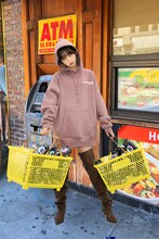 ANIERA MODEとZONeのコラボアイテムを着用したブラジル。