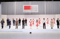 「第72回NHK紅白歌合戦」初出場者の集合写真。（写真提供：NHK）