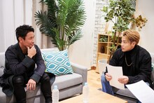 取材中の魔裟斗さんとRIKUさん。