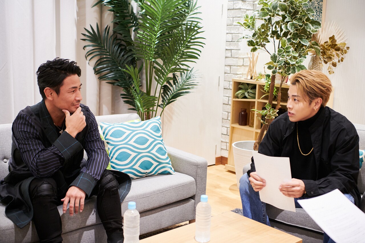 取材中の魔裟斗さんとRIKUさん。