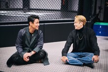 RIKUさんが通うトレーニングジム・EXFIGHTで話す魔裟斗さんとRIKUさん。