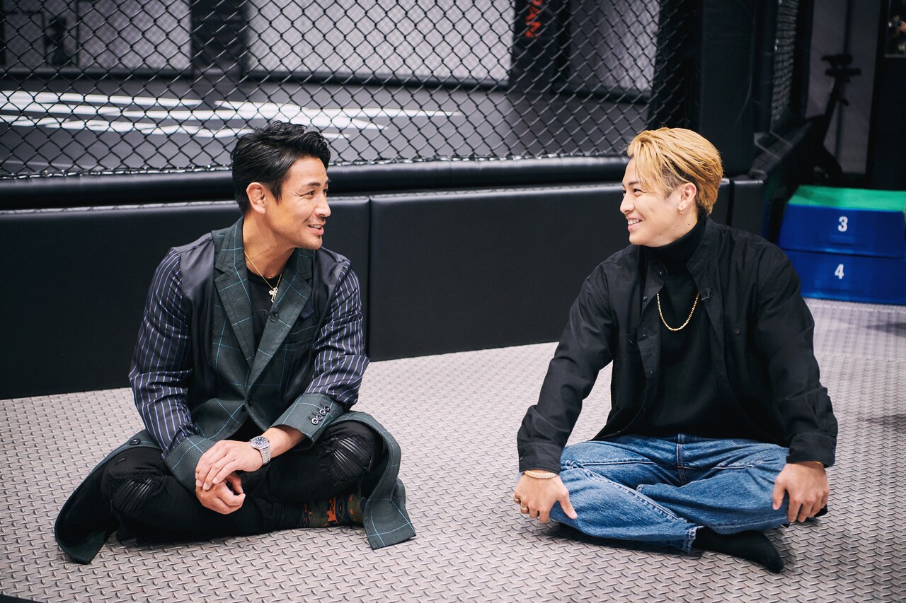 RIKUさんが通うトレーニングジム・EXFIGHTで話す魔裟斗さんとRIKUさん。