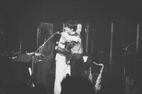 抱き合うTENDRE（左）とSIRUP（右）。（Photo by Ray Otabe）