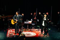 乾杯をする吉田山田。（撮影：白石達也）