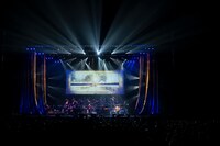 人気画像7位は「B'z、25年の時を経て実現した『FRIENDS』ライブに感激『夢みたいです』」より、「B’z presents LIVE FRIENDS」東京・東京ガーデンシアター公演の様子。