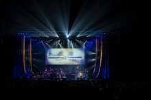 「B’z presents LIVE FRIENDS」東京・東京ガーデンシアター公演の様子。