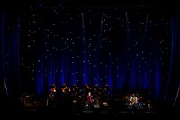 人気画像8位は「B'z、25年の時を経て実現した『FRIENDS』ライブに感激『夢みたいです』」より、「いつかのメリークリスマス」を披露するB'z。