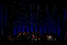 「いつかのメリークリスマス」を披露するB'z。