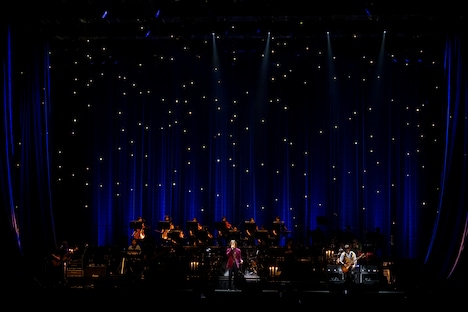 「いつかのメリークリスマス」を披露するB'z。