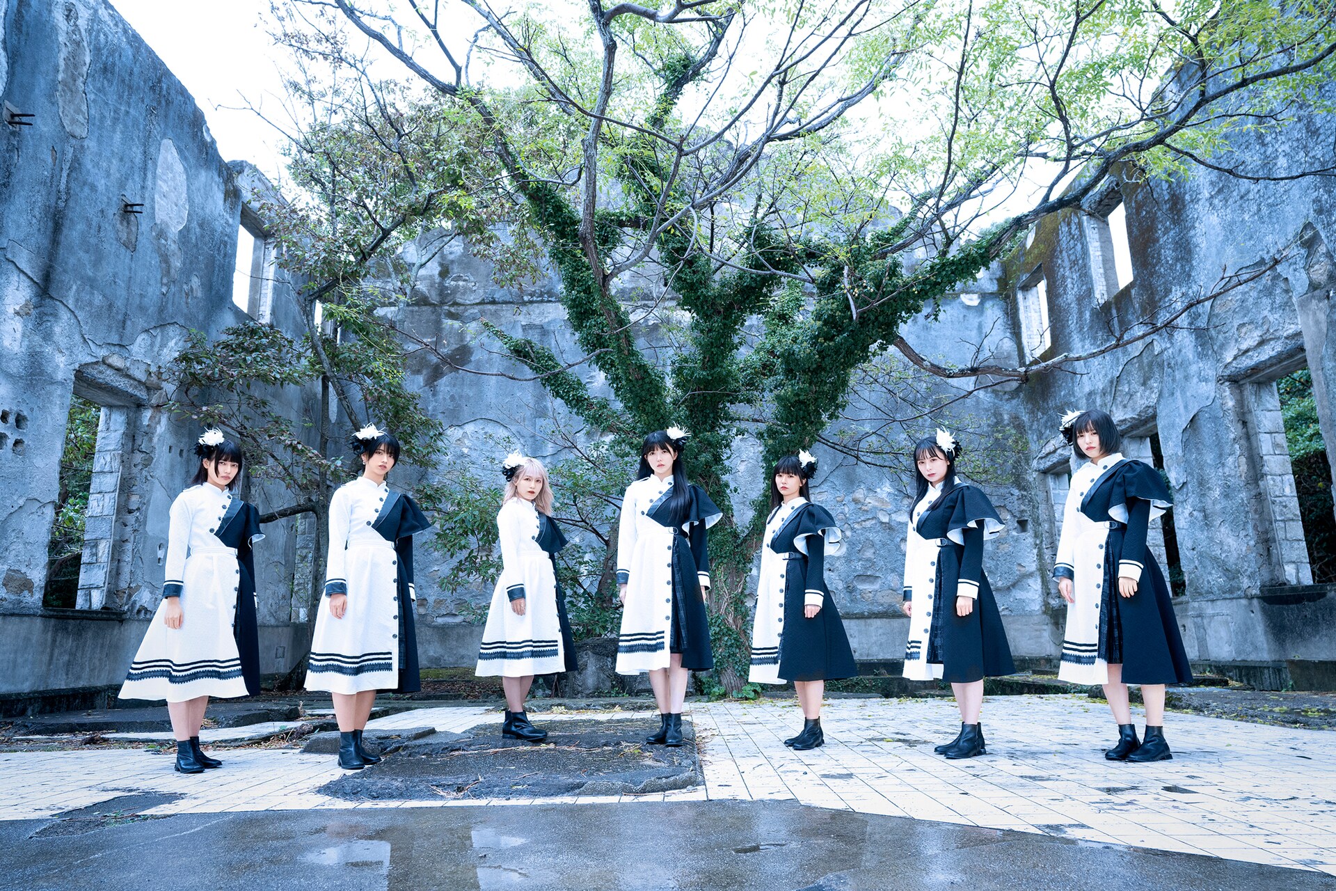 真っ白なキャンバスの半分黒い新アー写、“無料東名阪ツアー”の開催も