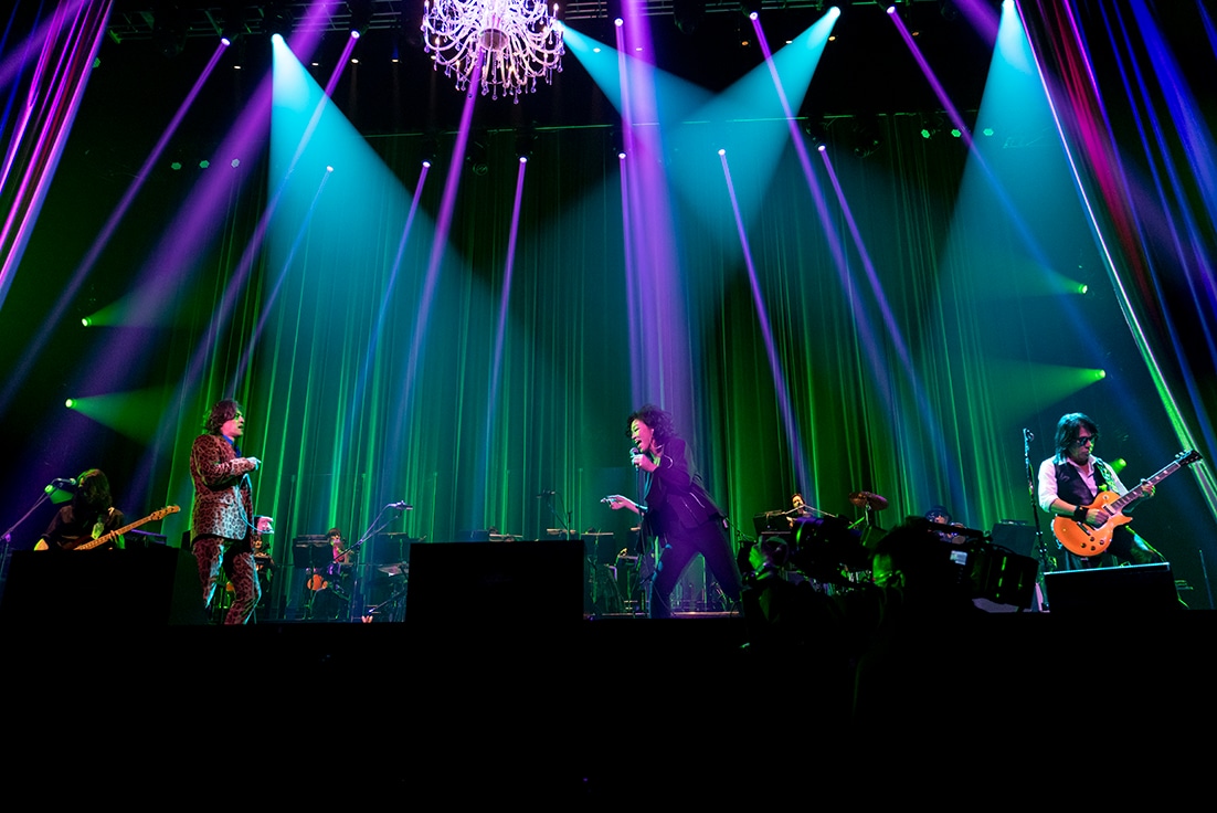 人気画像5位は「B'z、25年の時を経て実現した『FRIENDS』ライブに感激『夢みたいです』」より、坪倉唯子（Cho）とフェイクの掛け合いをする稲葉浩志（Vo / B'z）。