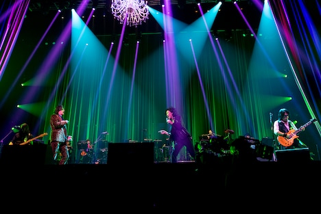 坪倉唯子（Cho）とフェイクの掛け合いをする稲葉浩志（Vo）。