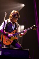 人気画像6位は「B'z、25年の時を経て実現した『FRIENDS』ライブに感激『夢みたいです』」より、松本孝弘（G / B'z）