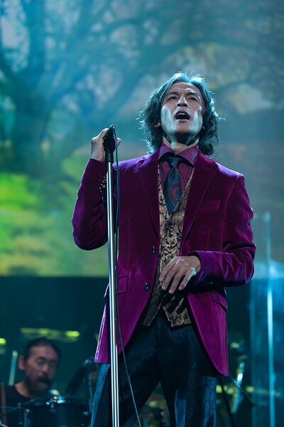 人気画像2位は「B'z、25年の時を経て実現した『FRIENDS』ライブに感激『夢みたいです』」より、稲葉浩志（Vo / B'z）。