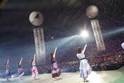 巨大な垂れ幕でファンへの思いを伝える乃木坂46。