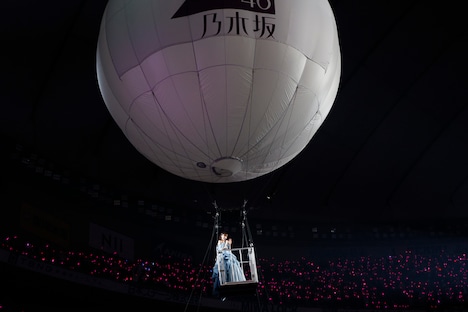 バルーンに乗って東京ドーム内を回る高山一実。