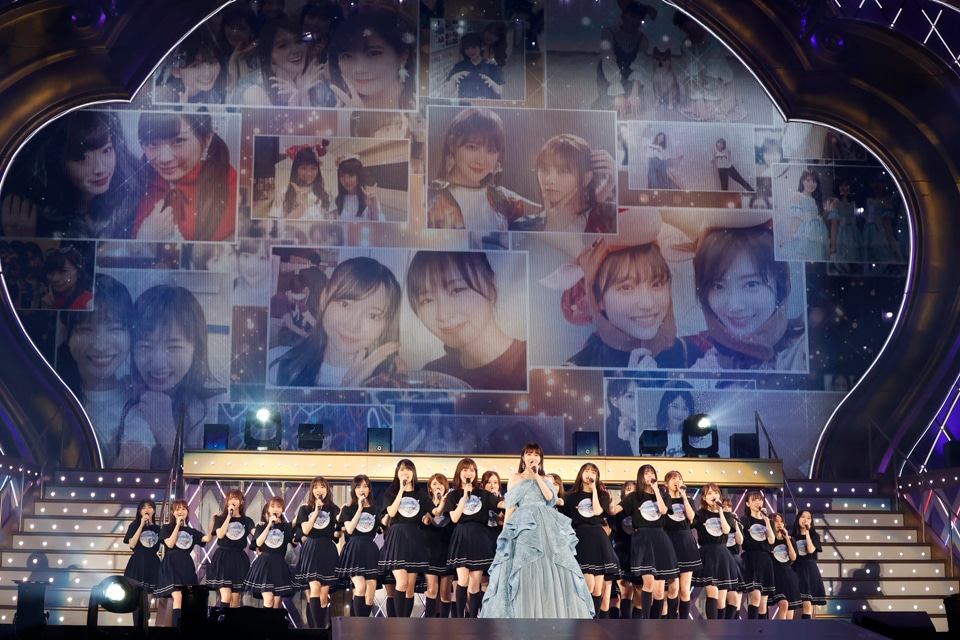 「サヨナラの意味」を歌う乃木坂46。